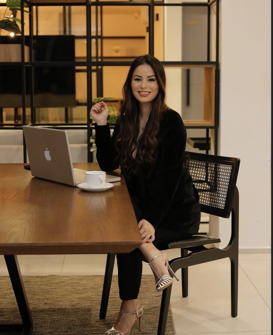 Dra. Yumi Sasaki em seu consultório